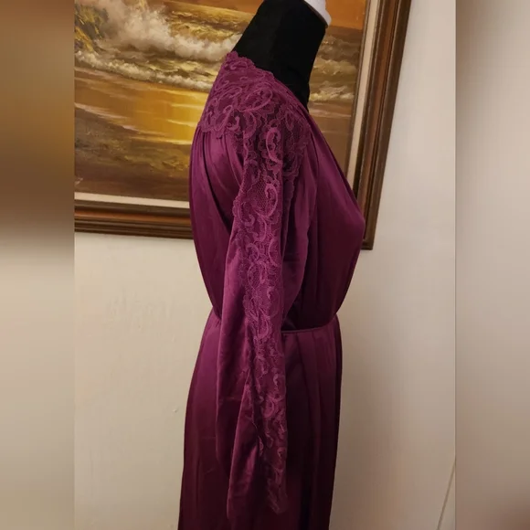 Vintage 1960s Maidenform Lace Accented Robe